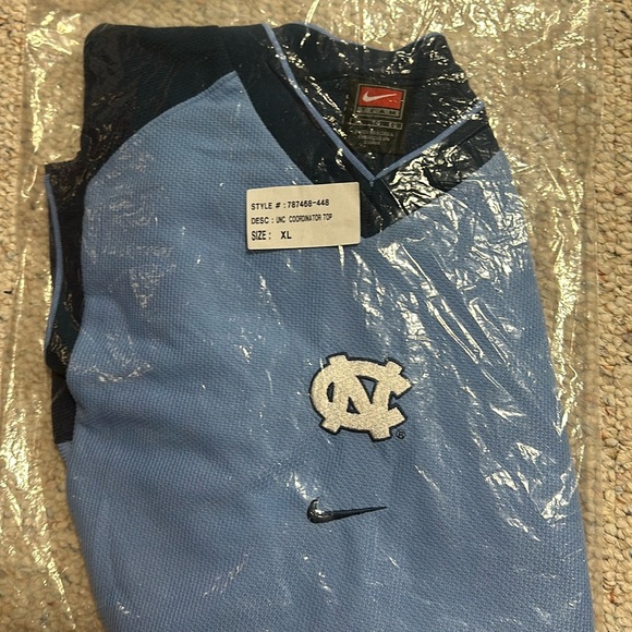 Nike UNC Pullover - Picture 2 of 8